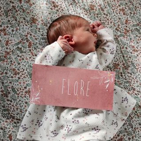 geboortekaartje voor een meisje met velvet achtergrond en bloemen