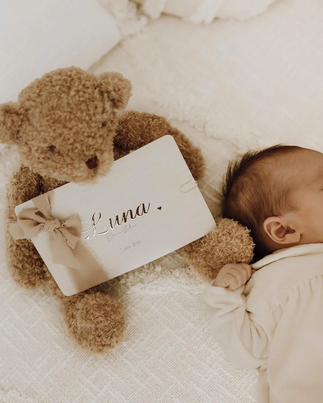 babyfoto geboortekaartje meisje met strikje